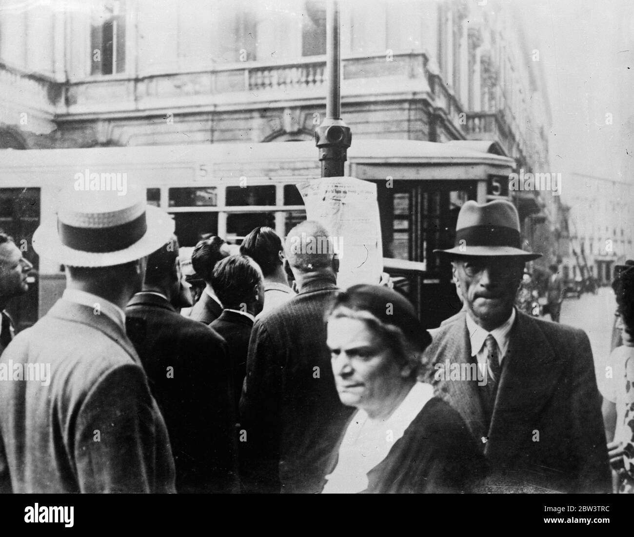 Mussolini Aufträge eines Tages Mobilisierung von Italien 's gesamte Mann Macht. Senden Mussolini 's Mobilisierung um in einer Straße in Rom. 18. September 1935 Stockfoto