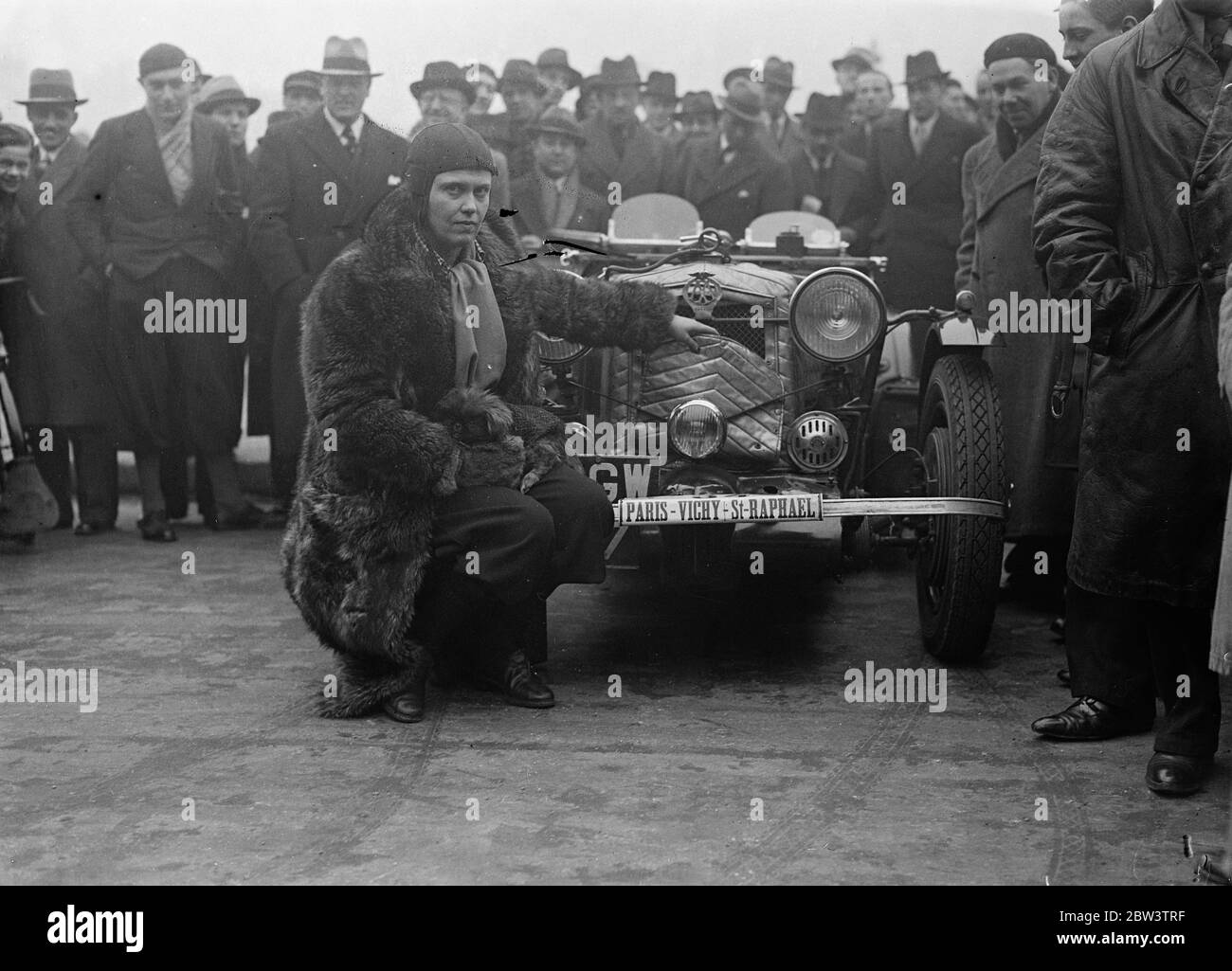 Britische Frauen Konkurrenten verlassen Paris zu Beginn der französischen Automobil-Rallye . Miss Jackie Astbury, Miss L Haig und Miss E M Biddel, die bekannte englische Autofahrerin, waren unter den 39 Teilnehmern, die den Place de la Concorde in Paris auf der ersten Etappe der achten jährlichen Internationalen Frauenrallye verließen. Die erste Etappe des Rennens von Paris nach St Rephael ist nach Nevers eine Entfernung von 138 Meilen . Foto zeigt Miss Biddel mit ihrem MG-Auto, bevor sie den Place de la Concorde nach Nevers verließ. März 1936 Stockfoto