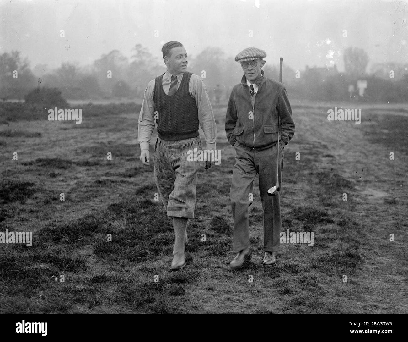 Das Parlamentarische Golf Handicap . Das Parlamentarische Golf Handicap hat in Walton Heath eröffnet. Foto zeigt : Lord Waleran und Partener Col . G . E . Moore. Mai 1936 Stockfoto