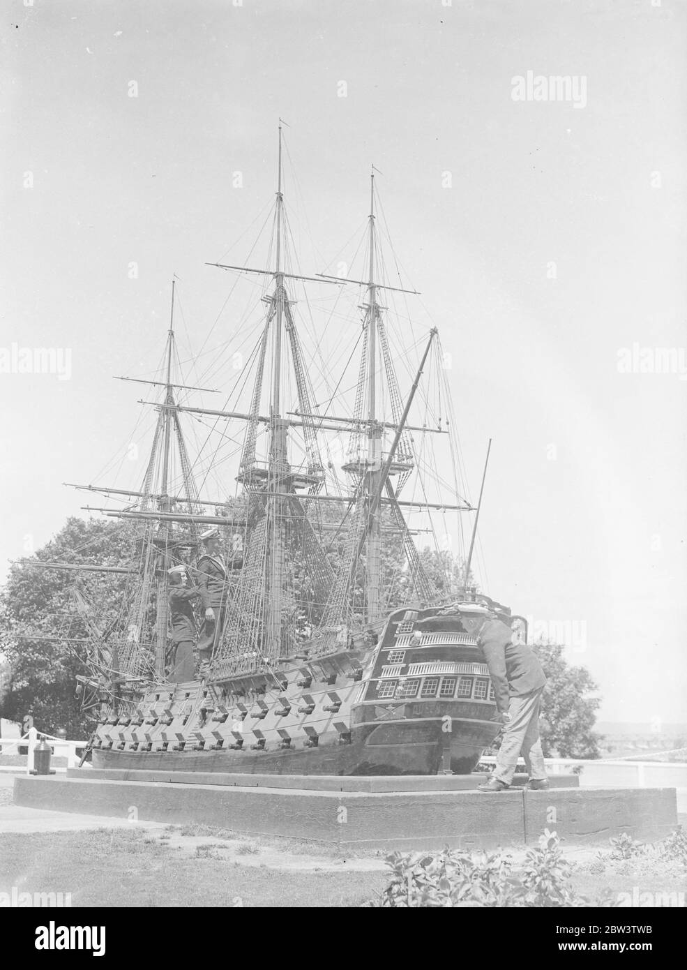 Queen Charlotte Schiffsmodell wird Erinnerung an die ursprüngliche Marine Gunnery Schule auf Whale Island gebaut verewigen. Ein genaues Modell des alten Kriegsschiffes "HMS Queen Charlotte" die ursprüngliche Marine Gunnery School, deren Name später in HMS Excellent geändert wurde, wurde auf einer achten Skala auf Whale Island, Porstmouth gebaut. Das Modell, gebaut, um den Namen der alten "Königin Charlotte" zu perpetuatu, wurde gerade abgeschlossen. Foto zeigt, das fertige Modell im Maßstab 1:8 des alten Kriegsschiffs "Queen Charlotte" auf Whale Island, Portsmouth. Juli 1936 Stockfoto