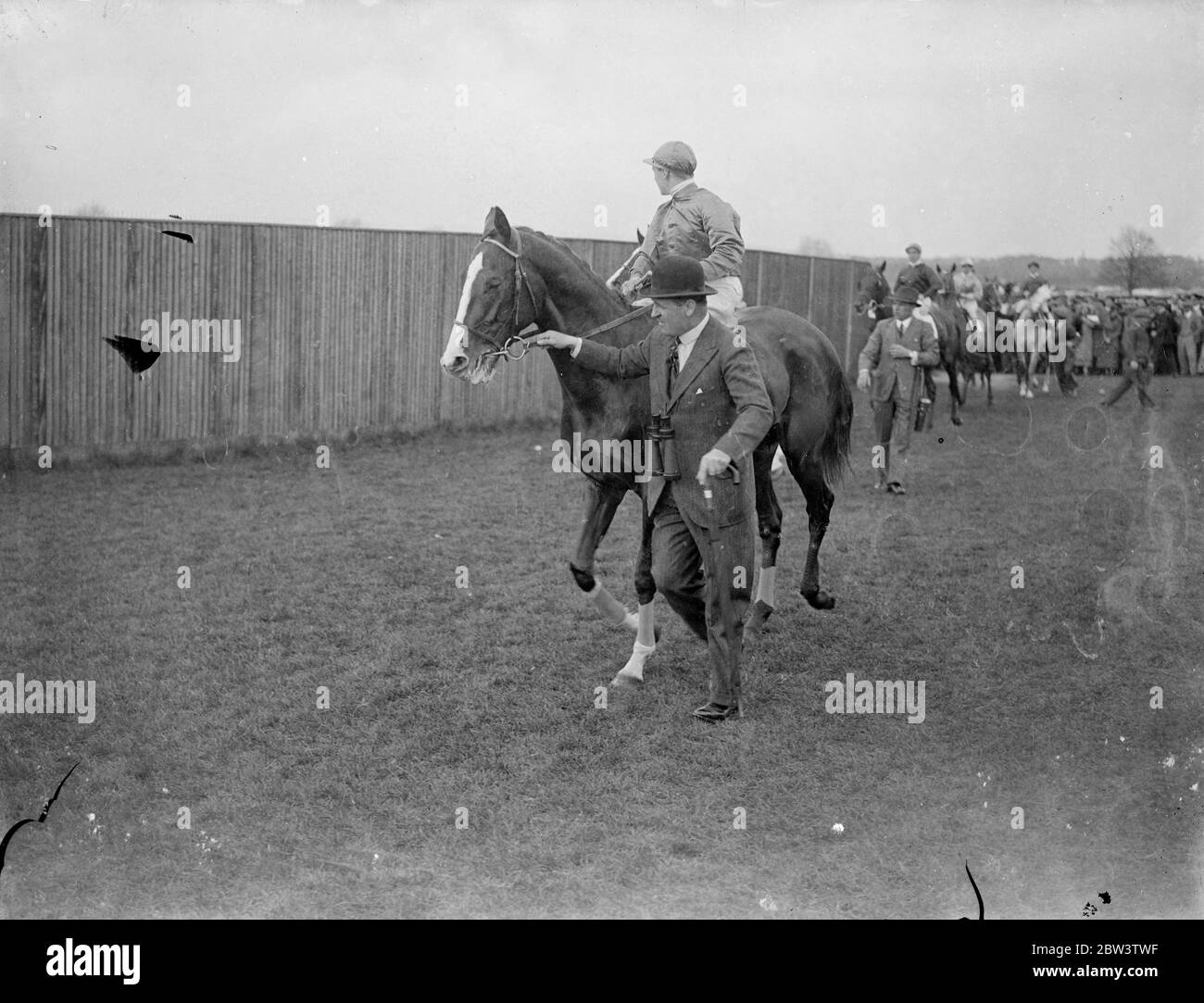 Daytona mit L Jarvis dem Trainer an der Seite, im Besitz von Sir George Bullough. April 1936 Stockfoto