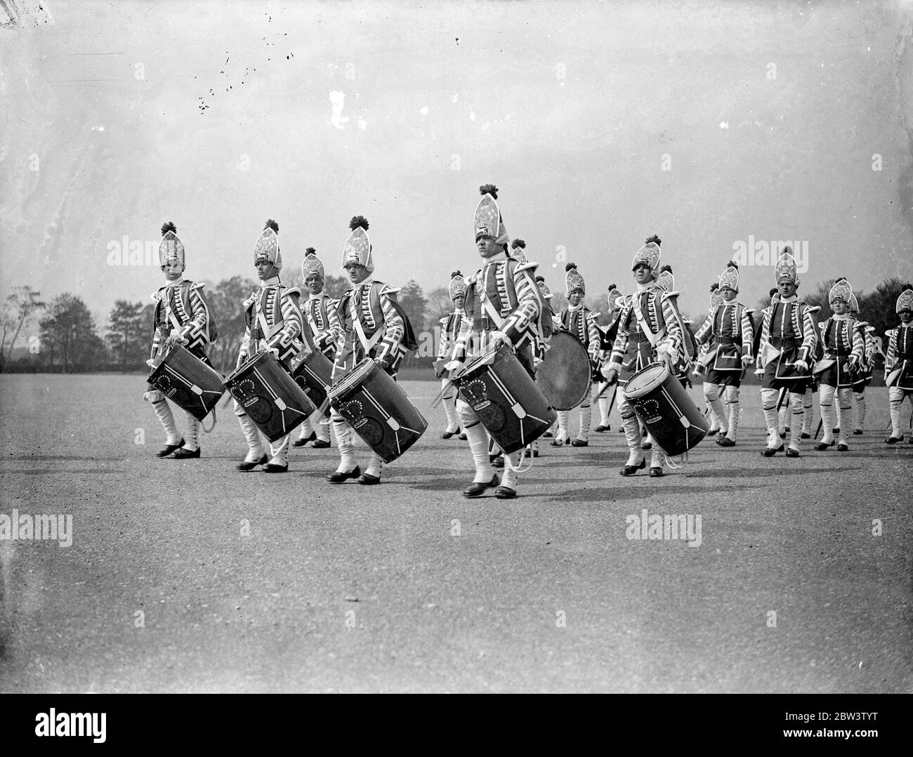 Musik der Trommeln für Aldershot Tattoo geprobt. Die "Musik der Trommeln", die eines der Hauptelemente auf der diesjährigen Aldershot Tattoo sein wird, wurde auf dem Paradeplatz der 1. Garde Brigade, Stenhope Lioss, Aldershot geprobt. Kostüme der 17, 18, 19 Jahrhunderte sind nachgetragen. Foto zeigt, Menof the West Yorks, Regiment vertreten Lanacshire Fusilierers des 18 Jahrhunderts. Mai 1936 Stockfoto