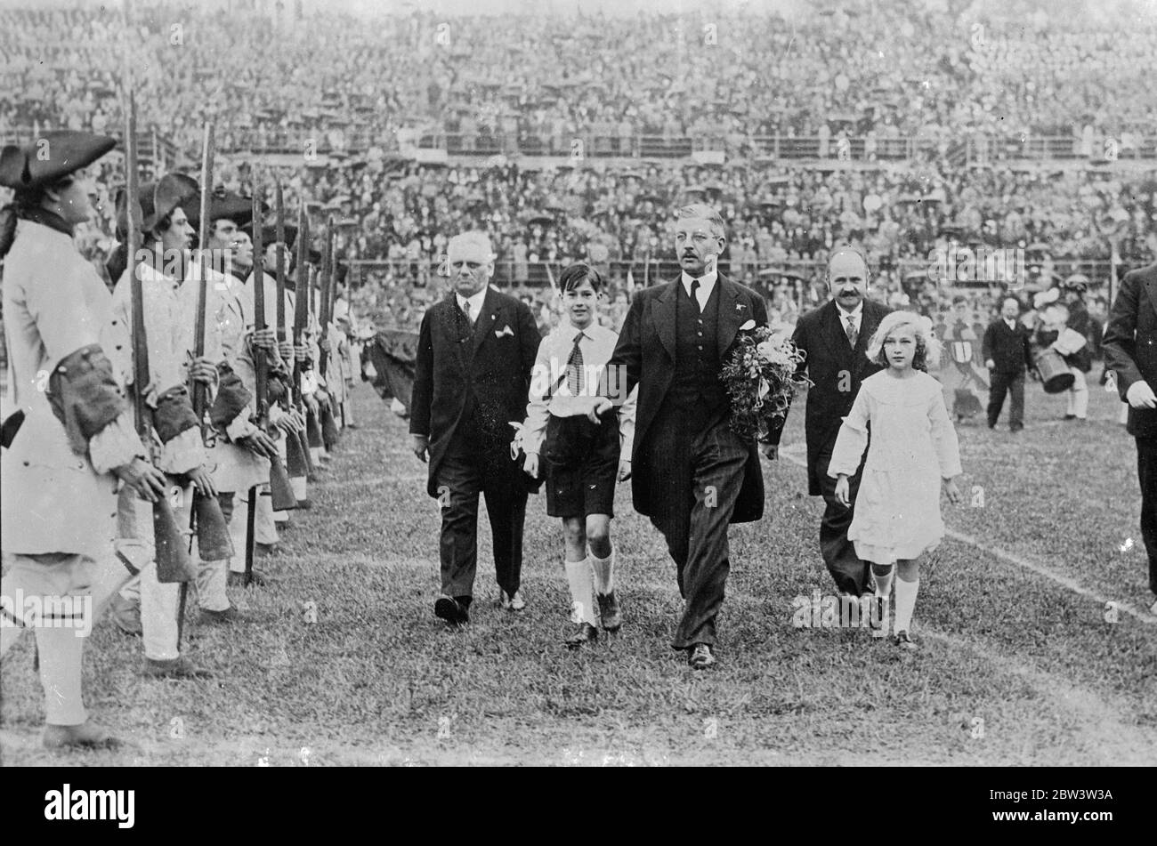 In den Fußstapfen des Kanzlers Vater . Bundeskanzler Schuschnigg von Österreich führte seine Kinder zur Tribüne, als im Wiener Stadion eine große Jugenddemonstration stattfand. Mai 1936 Stockfoto