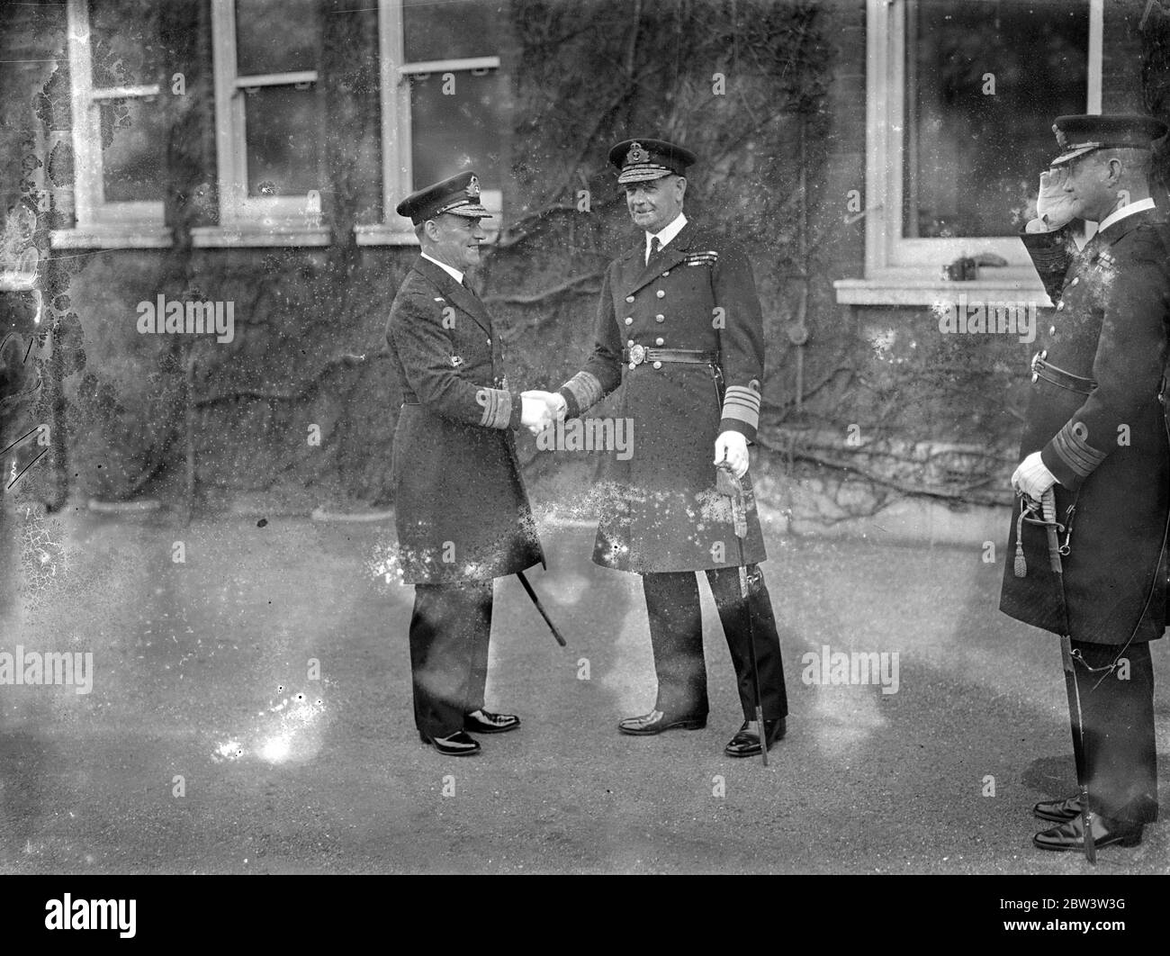 Evans der zerbrochenes Hieh Flagge als Kommandant in Chatham. Vizeadmiral Sir Edward R C B Evans, K C B, DSC, Evans der brach ", histe seine Flagge bei Chatham als Kommandant in Chief. In Folge Admiral Sir Hugh J Tweedie. "Evans of the Broke" , der 54 ist, ist der am meisten dekorierte Offizier in der Marine. Foto zeigt, Vice Admiral Sir Edward Evans (links) Handschütteln mit Admiral Sir Hugh Tweedie, der pensionierende Kommandant, als er übernahm. Dezember 1935 Stockfoto