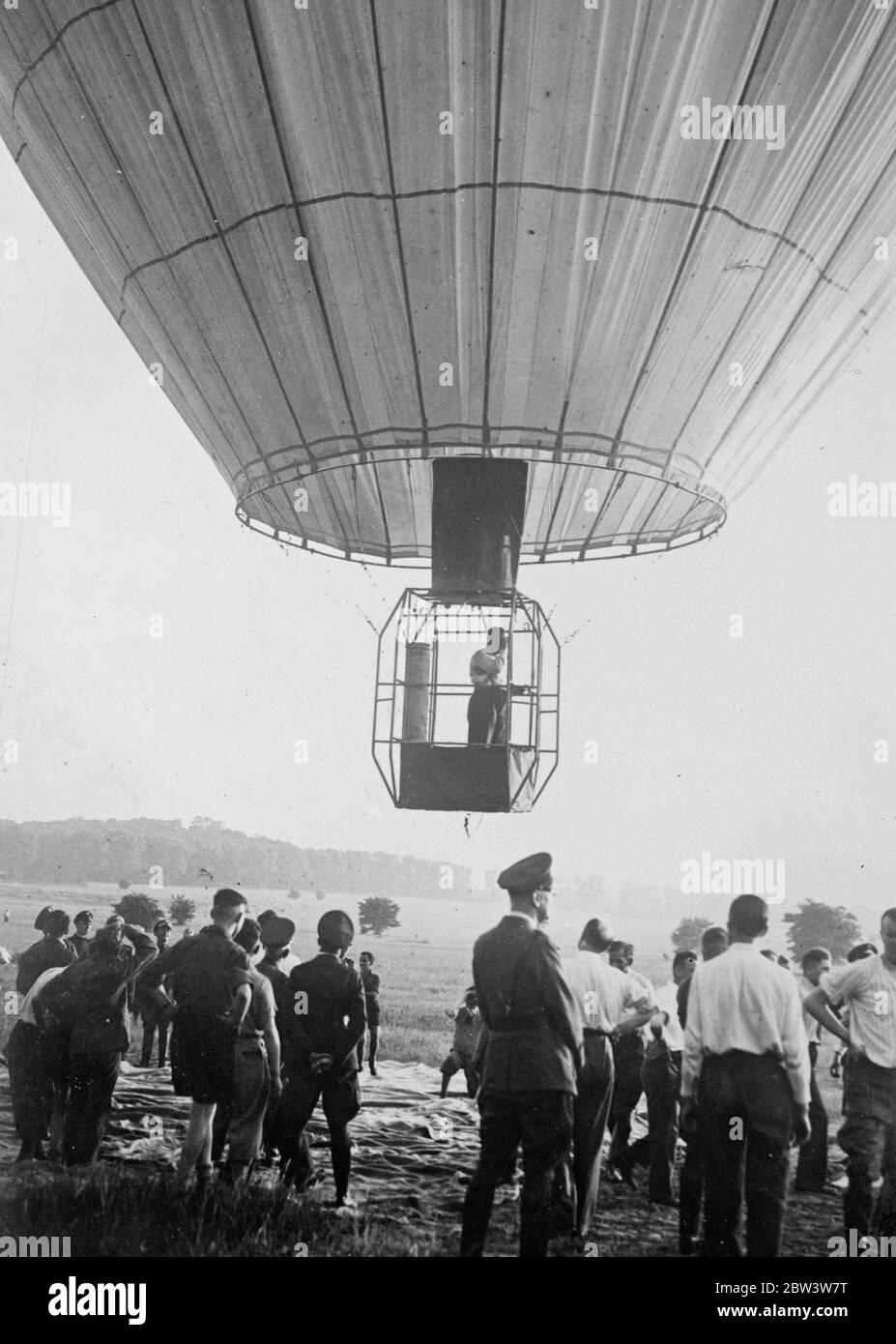 Moderner Montgolfiere Ballon macht Erstbesteigung in Potsdam , Flüssiggas bietet Hubkraft . Foto zeigt Herr Baumgart, der Luftfahrtenexperte, als Pilot, stand neben der Flüssiggasflasche. Juli 1935 Stockfoto