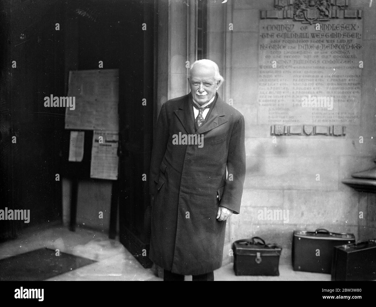 Herr Lloyd George gibt bei der "rüstungskommission" Beweise. Herr Lloyd George gab Beweise, als die Königliche Kommission für die private Herstellung des Waffenhandels ihre Sitzungen in der Middlesex Guildhall, Westminster, wiederaufgenommen hat. Foto zeigt, Herr Lloyd George Ankunft in der Middlesex Guildhall Westminster. Mai 1936 Stockfoto
