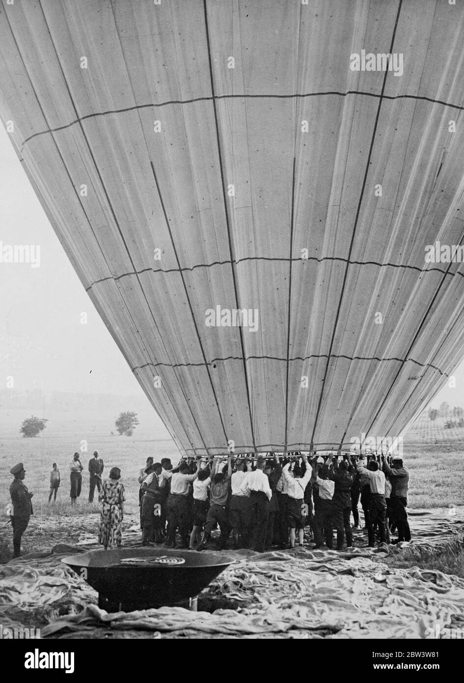 Moderner Montgolfiere Ballon macht Erstbesteigung in Potsdam , Flüssiggas bietet Hubkraft . Juli 1935 Stockfoto