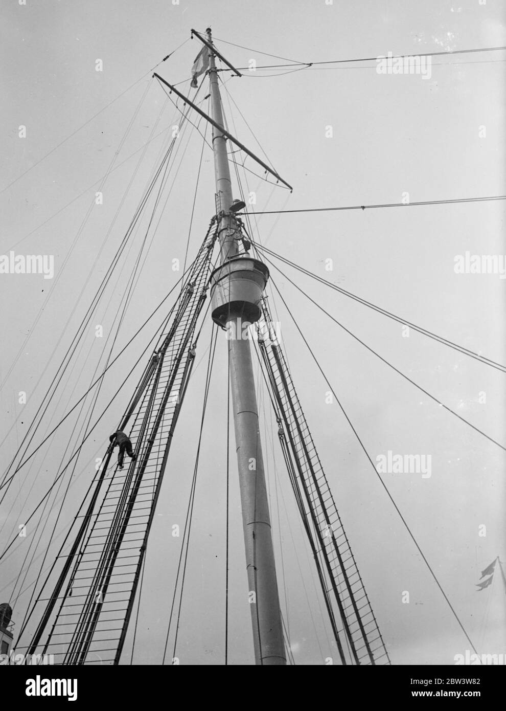 Blue Peter, Segelfahne, fliegt von Queen Mary 's Vormast in Southampton.  Der Blaue Peter , Signal, dass das Schiff bereitet sich vor, den Hafen zu  verlassen , fliegen über Männer auf dem