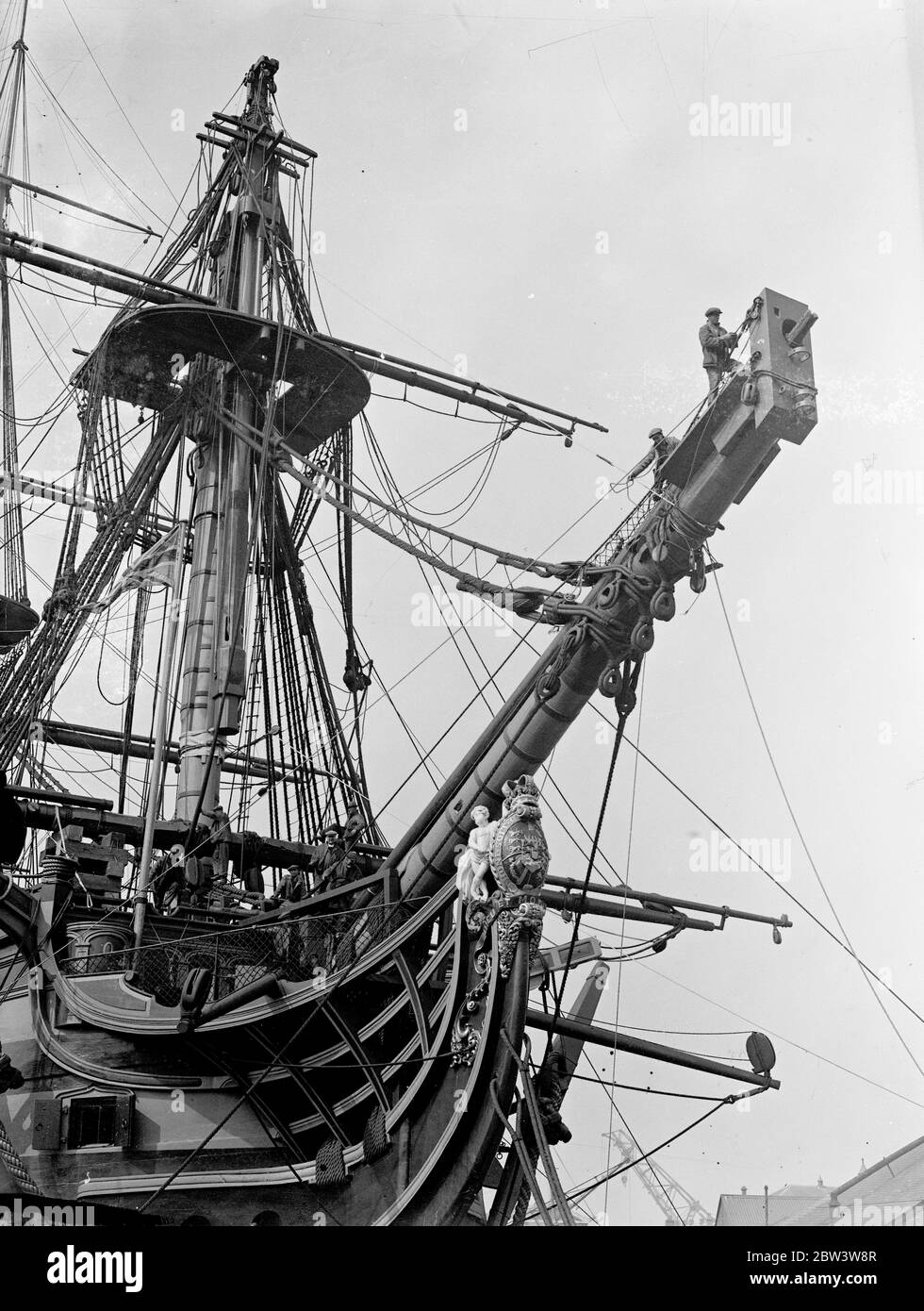 Entfernen ' Sieg ' s ' bowsprit in Portsmouth, kann Schlacht von Trafalgar gesehen haben. H M S Victory, Nelson ' s berühmten Flaggschiff, wird Reparaturen an Portsmouth Dockyard. Der Geist ist verrottet und wird entfernt. Dazu ist es notwendig, den Figurkopf abzuziehen. Das letzte Mal, dass etwas getan wurde, um den Geist bowSpirit war in 1859, wenn es refitted. Es gibt keine Aufzeichnung des Alters der bowspirit , aber es wird angenommen, entweder in 1805, dem Jahr des Trafalgar ausgestattet worden . Das Schiff wurde 1765 gebaut. Foto zeigt, Entfernen der Victory ' s Bogengeist in Portsmouth Dockyard. Th Stockfoto
