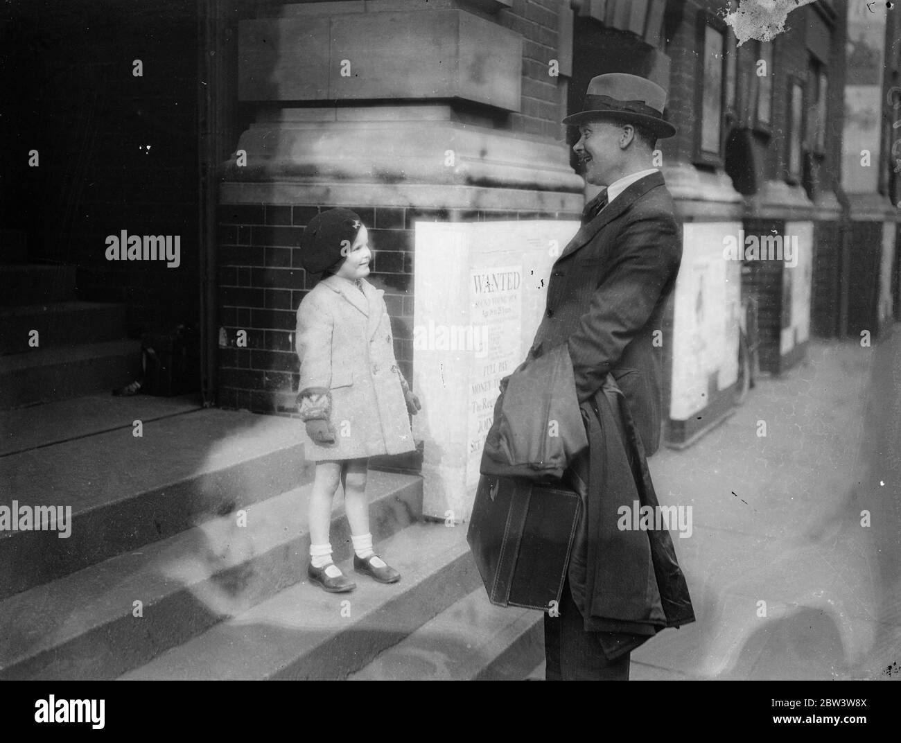 London 's golden stimmed Sergeant Major kehrt zum Dienst. Um verschobene Sendung zu geben. Sergeant Major Patterson wird wieder in der Recruiting Office von seinem vier Jahre alten Sohn Joe begrüßt, bei seiner Rückkehr in den Dienst. 19 März 1935 Stockfoto