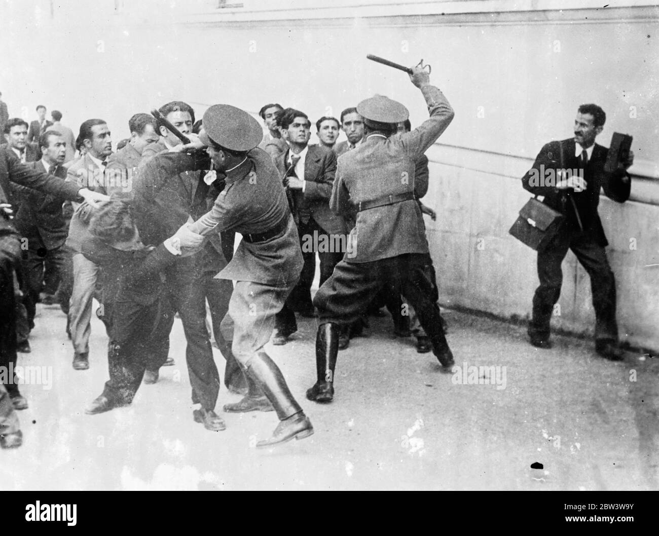 Polizei verwenden Knüppel in Athen Unruhen . Salonika-Probleme verbreiten sich auf das Kapital . Die Athener Polizei benutzt Knüppel im Kampf mit Demonstranten. 15 Mai 1936 Stockfoto