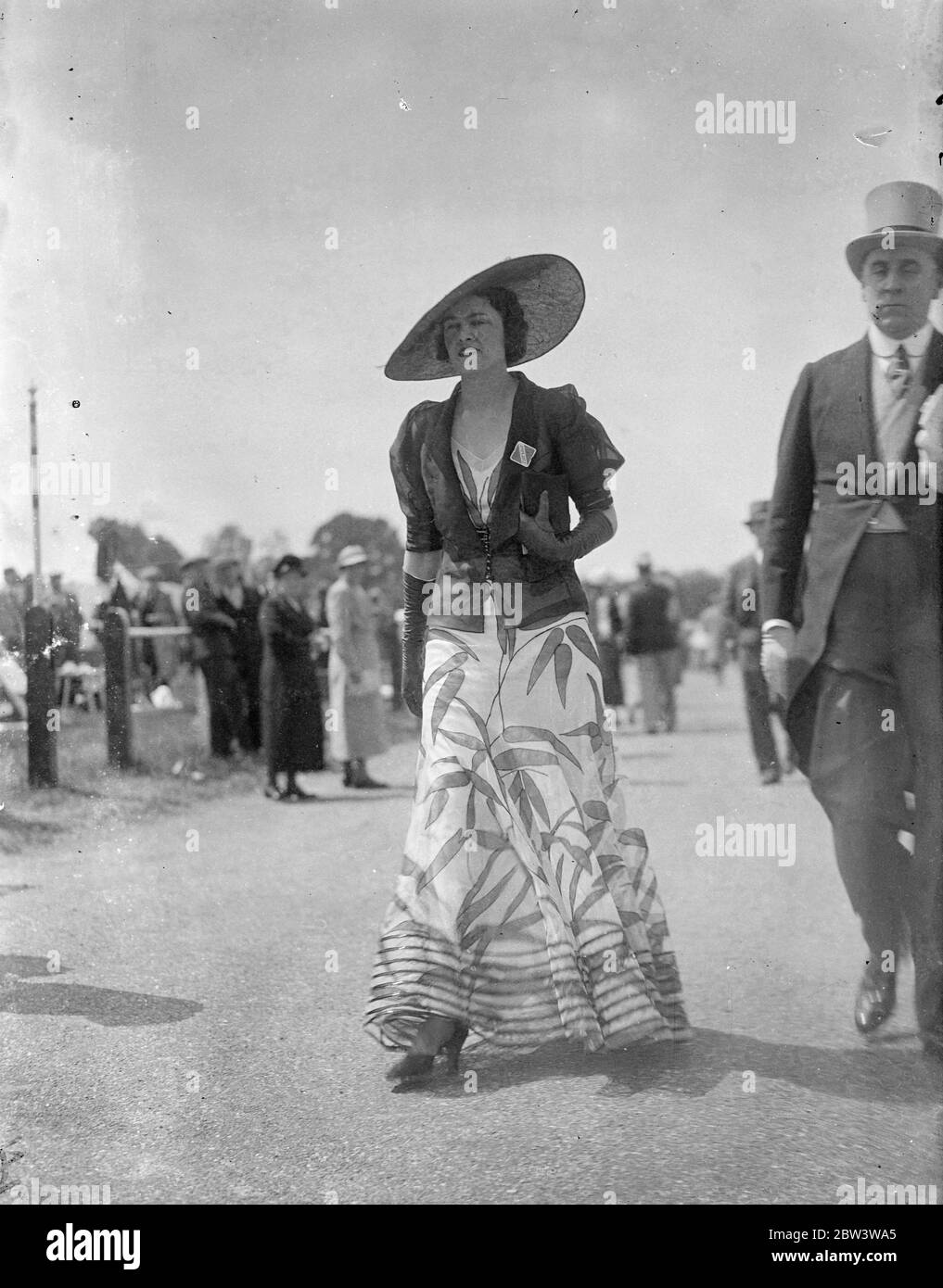 Frau Webb trägt einen großen Hut bei Ascot. 16 Juni 1936 Stockfoto