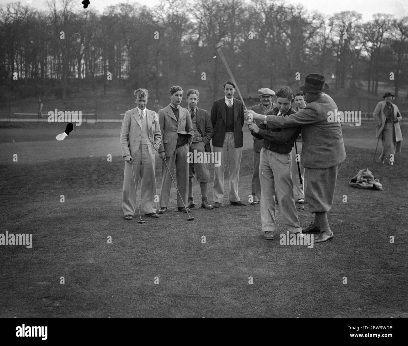 Profis geben Hinweise an die Teilnehmer in Jungen offenen Wettbewerb auf Moor Park Golfplatz . Ein offener Wettbewerb für junge Golfer unter dem Alter von 18 Jahren hat in Moor Park eröffnet, Rickmansworth, Herts. Der Hauptpreis ist der Carris Challenge Cup . Unter den Teilnehmern sind John Langley, der Junge Meister, und J H T Gerste und AGL Lowe, die Kapitän der englischen und schottischen Jungen jeweils in der Internationalen Spiel im August. Foto zeigt, "Sandy" Herde und yed Ray, beide Profis geben Ratschläge auf die richtige Weise, um einen Fahrer zu einigen der Konkurrenten schwingen. 17. April 1936 Stockfoto