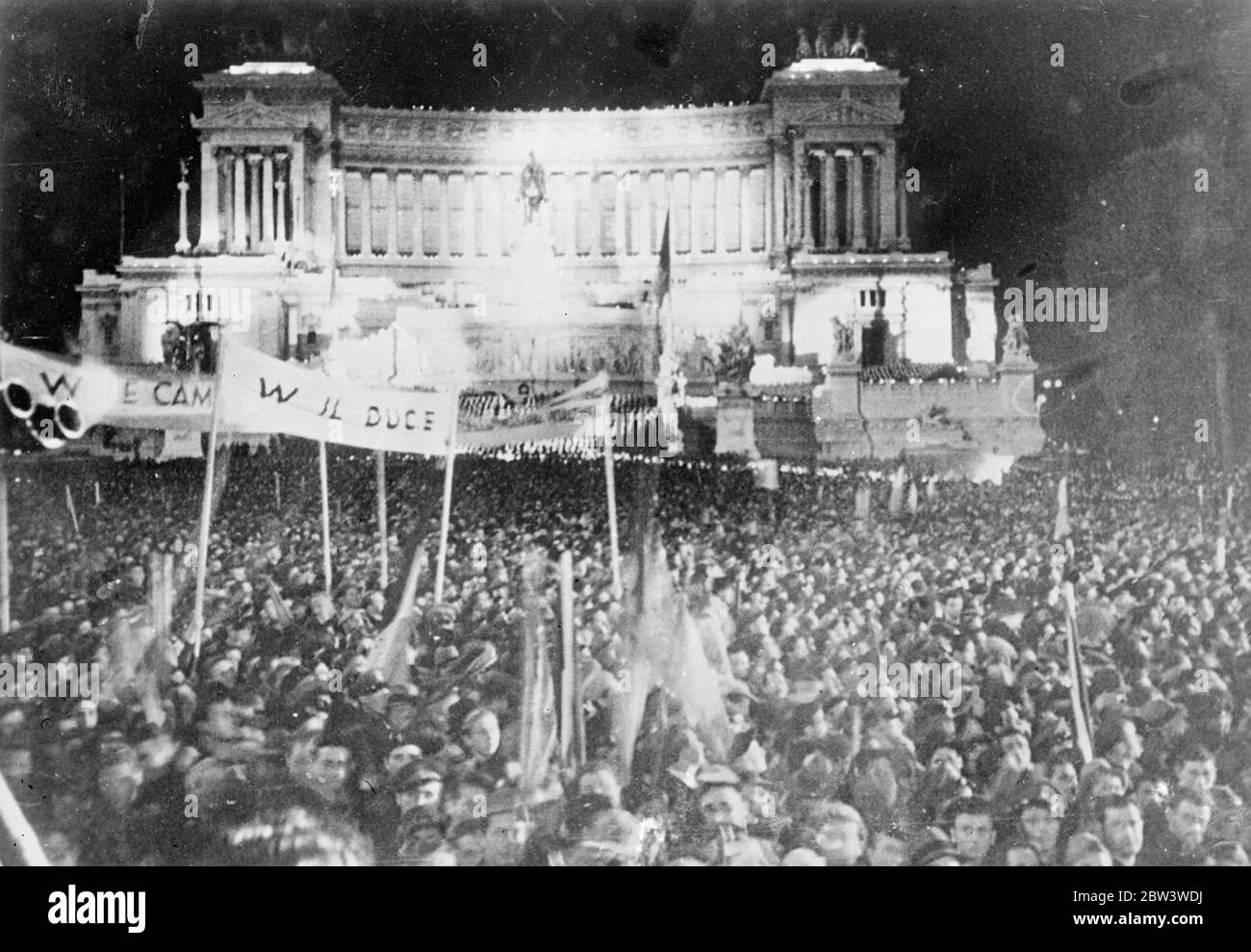 Home geht wild, wie Scharen feiern Geburt des neuen Reiches. Die Hauptplätze von Rom verwandelten sich in schwere, feste Massen der Menschheit, als Hunderttausende von Italienern alle Zurückhaltung verloren, nachdem Mussolini König Viktor Emmanuel zum Kaiser von Abessinien ausgerufen hatte. Die Millionen Italiens haben sich darauf eingestellt, die Feierlichkeiten zum größten seit der Gründung des faschistischen Regimes zu machen. Foto zeigt, Tausende von glücklichen Römer winken Banner, wie sie die Stiftungen gefeiert. 11 Mai 1936 Stockfoto