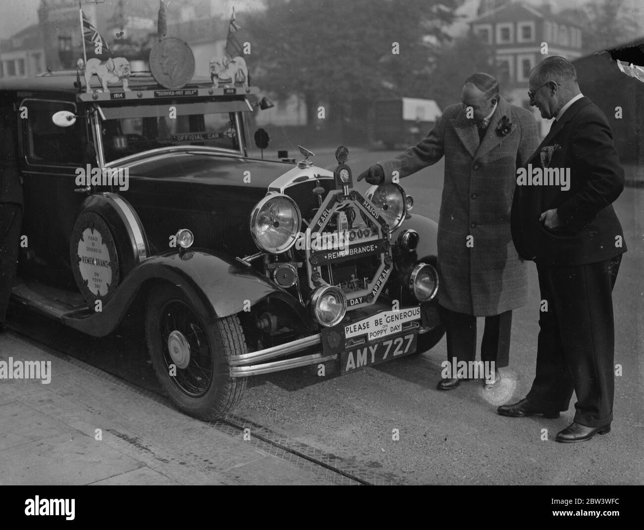 Auto mit Modellen von Schlachtfeldern startet Tour durch Großbritannien. Captain Leonard Baynes wird von den Patienten aus dem Star and Certer Home entfernt. 25. Oktober 1935 Stockfoto