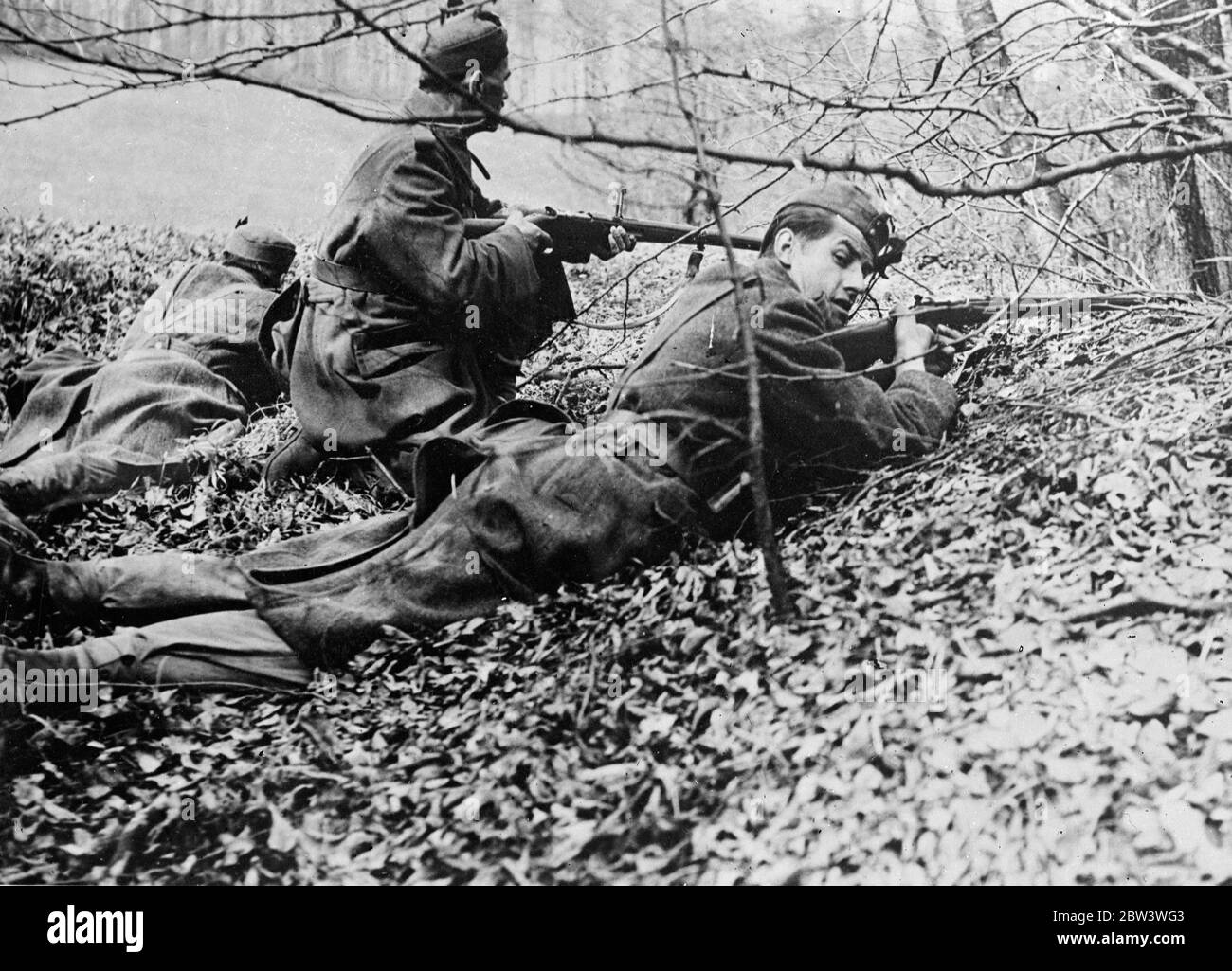 Österreich bewegt Truppen bis zur deutschen Grenze. Die Aktion folgt auf Berichte über die militärische Tätigkeit Deutschlands. Nach Informationen, dass Deutschland macht umfangreiche militärische Vorbereitungen auf die bayerisch-österreichischen Grenzen, Österreich ist die Verlegung großer Truppen von Wien nach Salzburg und Tirol, die österreichische Provinz mit einer gemeinsamen Grenze zu Deutschland. Rowenheim, eine deutsche Stadt etwa 20 Meilen von der österreichischen Grenze, soll der Sitz einer Division Hauptsitz geworden. In innsbruck werden Vorbereitungen für mehrere Staffeln der österreichischen Luftwaffe getroffen. Neun Zug Stockfoto Österreich bewegt Truppen bis zur deutschen Grenze. Die Aktion folgt auf Berichte über die militärische Tätigkeit Deutschlands. Nach Informationen, dass Deutschland macht umfangreiche militärische Vorbereitungen auf die bayerisch-österreichischen Grenzen, Österreich ist die Verlegung großer Truppen von Wien nach Salzburg und Tirol, die österreichische Provinz mit einer gemeinsamen Grenze zu Deutschland. Rowenheim, eine deutsche Stadt etwa 20 Meilen von der österreichischen Grenze, soll der Sitz einer Division Hauptsitz geworden. In innsbruck werden Vorbereitungen für mehrere Staffeln der österreichischen Luftwaffe getroffen. Neun Zug Stockfoto