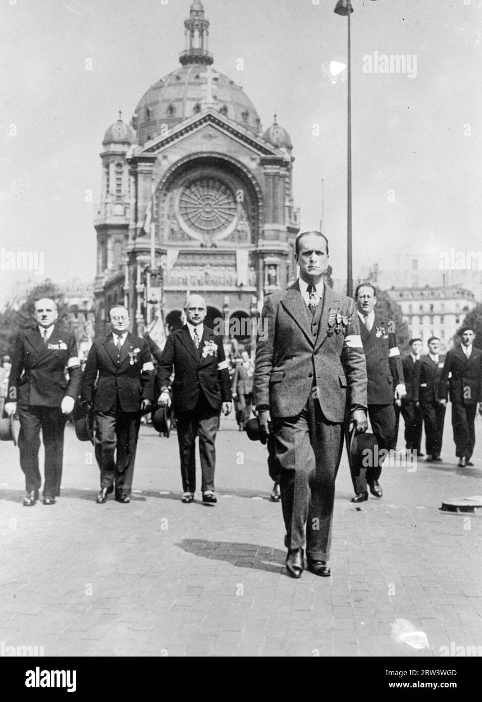 Oberst de La Racque der Führer der Broix de Feu der französischen faschistischen Organisation, führende Mitglieder dieser Firma in Demonstration in Paris. Dezember 1935 Stockfoto