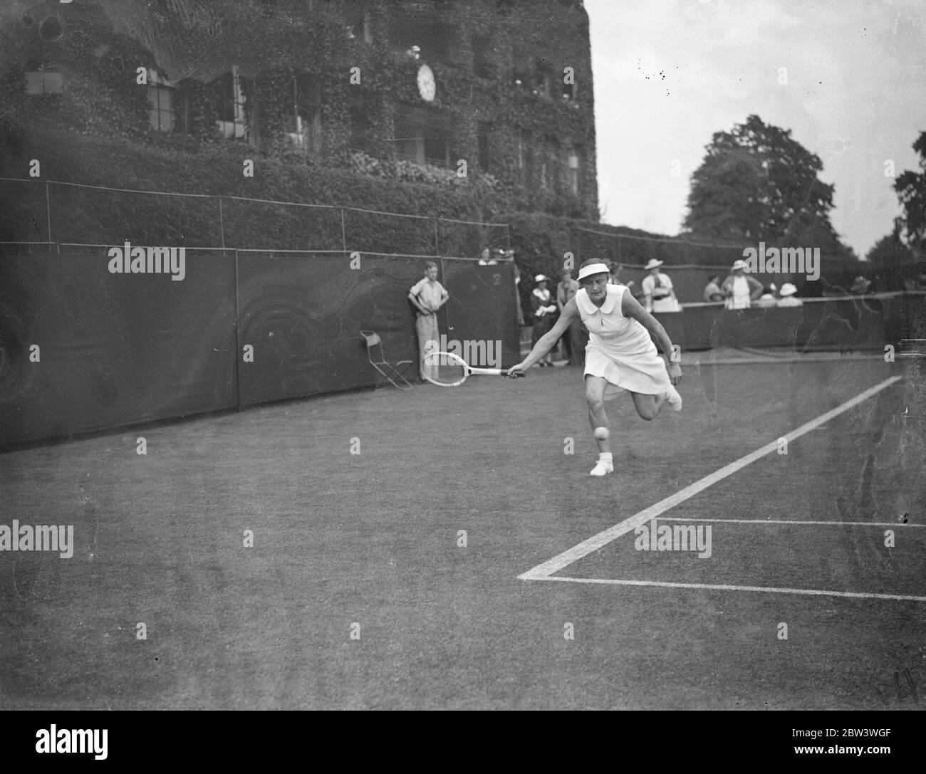 Französisch Frau Playes In Aktion In Wimbledon . Dies war Frauen 's Tag in Wimbledon , eine Reihe von Spielern von internationalem Ruf, die ihren Auftritt auf den Gerichten. Foto Zeigt : Mlle . Edith Belliard (Frankreich) im Spiel gegen Mme. Josane de Meulemeester (Belgien) in Wimbledon. 23 Juni 1936 Stockfoto