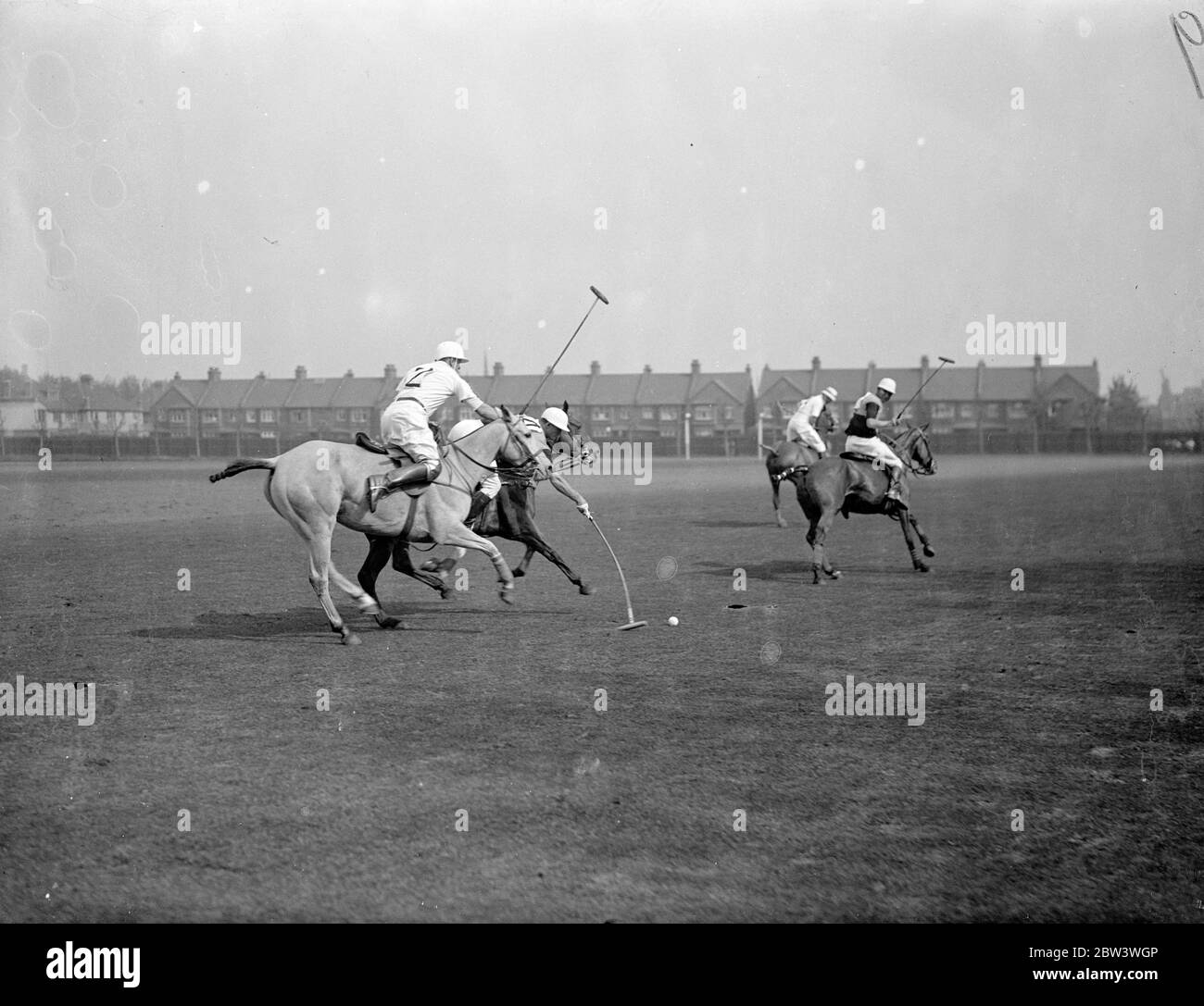 Texas Rangers besiegen Jaguars in Whitney Polo Cup Final Texas Rangers besiegt Jaguars im Finale des Whitney Polo Cup im Hurlingham Club, London Foto zeigt: Spielen Sie während des Spiels. 16 Mai 1936 Stockfoto