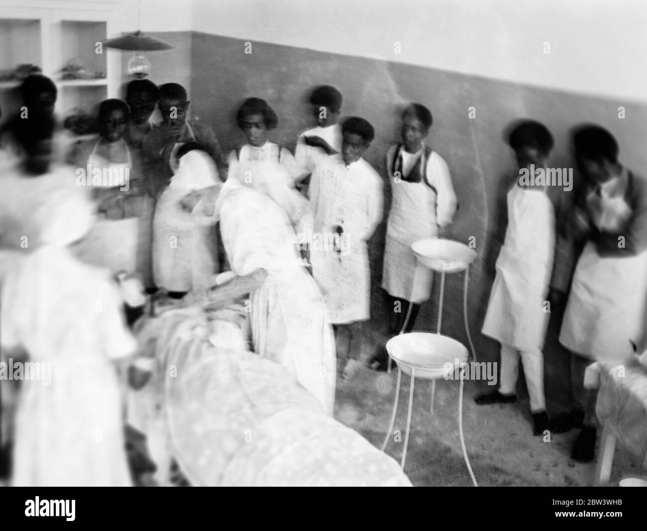 Notoperation der Bombenangriffe in Harar Rotes Kreuz , Krankenhaus . Diese Bilder , von einem Mitarbeiter Fotograf gemacht und eilte nach London per Flugzeug , zeigen eine wichtige , aber wenig bekannten Teil des Krieges in Abessinien , das Rote Kreuz Dienste , vor allem von freiwilligen Arbeitern gegründet und unter enormen Schwierigkeiten weiter . Diese Bilder wurden im Krankenhaus des Roten Kreuzes in Harar gemacht, der Hauptstadt des Südens, wo Abessinier Soldaten, die in den heftigen Kämpfen an der Südfront verletzt wurden, von Ärzten der schwedischen Mission besucht werden. Foto zeigt , eine Notoperation an einer Abessinien Stockfoto