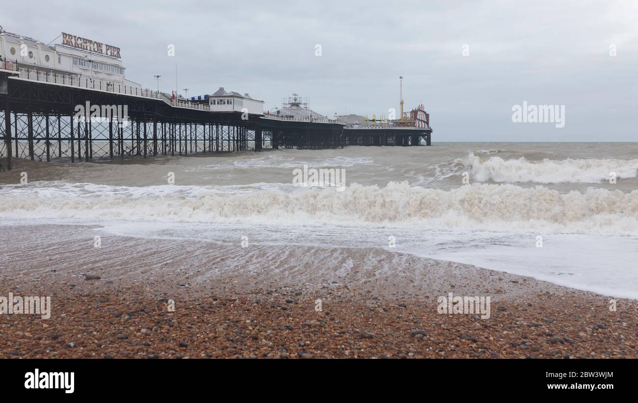 Brighton Beach und Palace Pier bei stürmischem Wetter, Brighton, England Stockfoto
