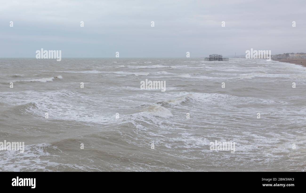 Die Küste von Brighton bei stürmischem Wetter vom Brighton Palace Pier, Brighton, England Stockfoto