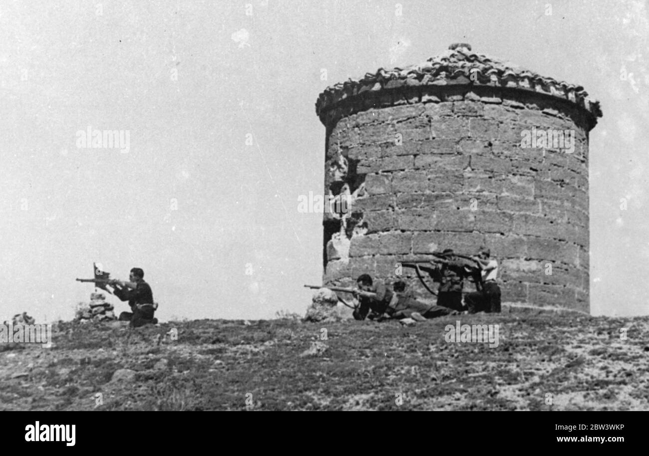 Spanische Regierung kämpfen ihren Weg nach Saragossa . Die spanischen Regierungstruppen sollen Fortschritte bei ihrem Vormarsch auf Saragossa, der Rebellenhochburg, machen. Eine Spalte nähert sich aus dem Norden und eine andere hat einen Punkt nur 20 Meilen südlich der Stadt geraht. Widerstand gegen starke Rebellenabteilungen wird behauptet, überwunden worden zu sein. Foto zeigt , Regierungstruppen feuern auf Rebellen aus einer Schale vernarbten Turm während des Vormarschs von SigÃ¼enza Saragossa . Bis 18. August 1936 Stockfoto