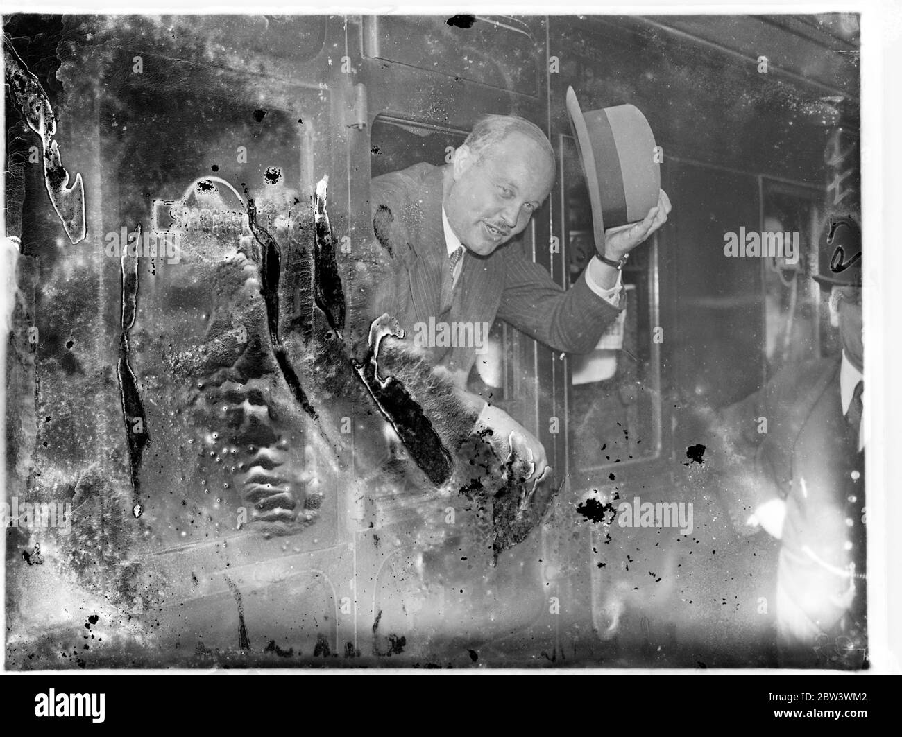 Herr G. D. Ogilivie Forbes verließ Victoria Station London, um die britische Botschaft in Madrid zu übernehmen. Seine Mission, besonders gefährlich, ist es, Kontakte mit der spanischen Regierung wiederherzustellen und die hundert britischen Untertanen dann die Hauptstadt trotz Bürgerkrieg zu schützen. Herr Ogilvie Forbes , dessen Haus in Boyndlie, in der Nähe von Fraserburgh in Aberdeenshire, liegt, nimmt 150 Union Jacks als "Pässe" mit. Er wird in einem Zerstörer von Marseille nach Valencia reisen. Foto zeigt, Herr G A D Ogilivie Forbes lehnt aus dem Wagenfenster, als er Victoria verlassen. Bis 13. August 1936 Stockfoto