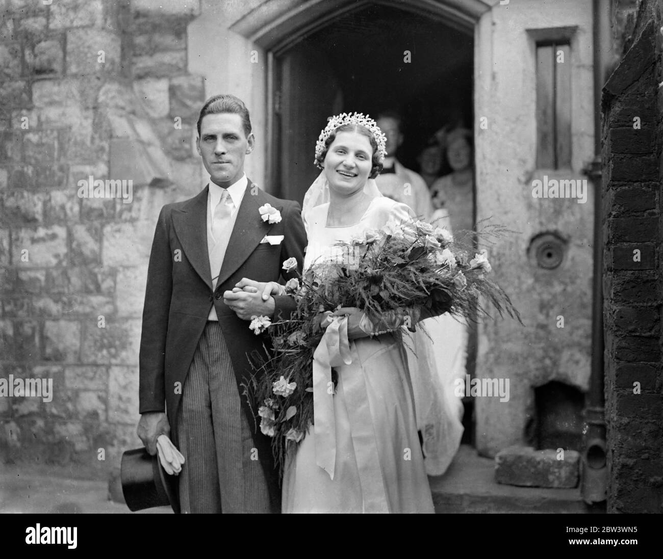 Ein Tochter die italienische Gräfin vermählt Pulican ' s Sohn in London. Eine Romanze zwischen der Tochter einer italienischen Gräfin und dem Sohn eines Londoner Zöllners gipfelte in der Hochzeit in der Kirche von SS Mary und Micheal, Commercial Road, von Miss Sylvia Lewis, der einzigen Tochter der Gräfin Val St Laurite und John Lewis, Und Herr William Frederick Stiles, nur Sohn von Herrn und Frau WF Stiles der Merry Fiddlers, Becontree Heath, Essex. Das Paar traf sich zuerst auf einem Kanaldampfer. Foto zeigt, die Braut und Bräutigam nach der Zeremonie. 20 August 1936 . Stockfoto