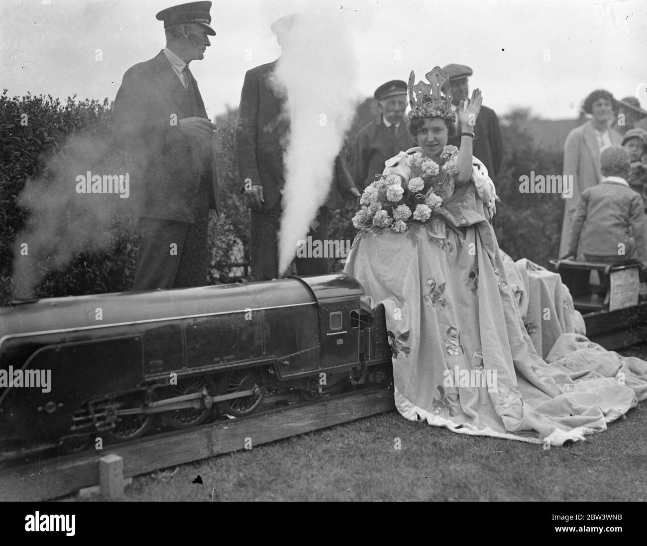 Krönende die Blumenkönigin bei der Südbahn Blumenschau. Die Krönung von Miss Violet E Larcomb als Floral Queen war eines der Ereignisse auf der achten jährlichen Blume, Obst und vegetable Show der Southern Railway und Ost-und Zentralsektionen (London Bereich), die auf dem Sportplatz stattfand, Plough Lane, Waddon . Foto zeigt, Miss Violet E Larcomb sitzt auf einem Modellzug. . 19 August 1936 19 August 1936 Stockfoto