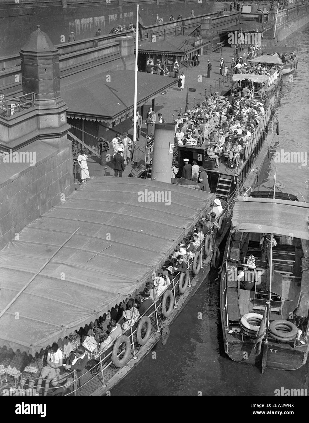 Sonnenschein ruft Tausende von Londonern an den Fluss. Stehplätze waren nur die Regel auf den Themse Ausflugsbooten wurde Westminster Pier für Fahrten den Fluss nach Hampton Court und anderen Orten verlassen. Tausende von Londonern suchten, um die Sonne auf dem Wasserweg Foto zeigt überfüllten Vergnügungsboote verlassen Westminster genießen. Bis 16. August 1936 Stockfoto