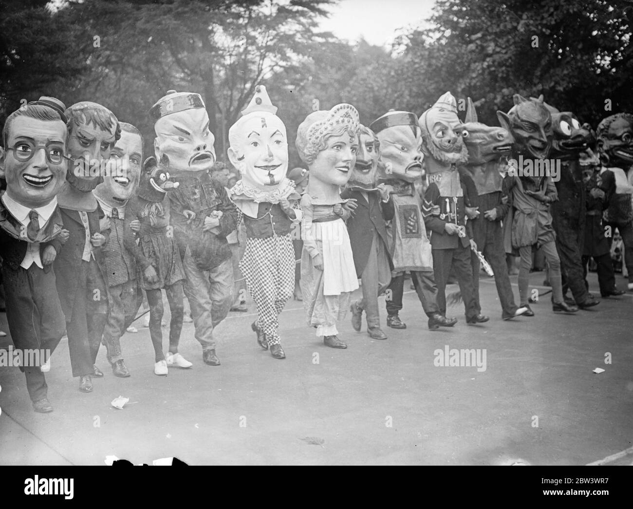 Groteske Köpfe in Southend Karneval Prozession . Eine große sechs Meilen lange Karnevalszug durch die Straßen von Southend auf dem "großen Tag" der Karnevalswoche . Zehntausende von Menschen sahen die Homosexuell Kavalkade , die von der Karnevalskönigin geführt wurde . Foto zeigt, groteske Köpfe in der Prozession. Bis 19. August 1936 Stockfoto