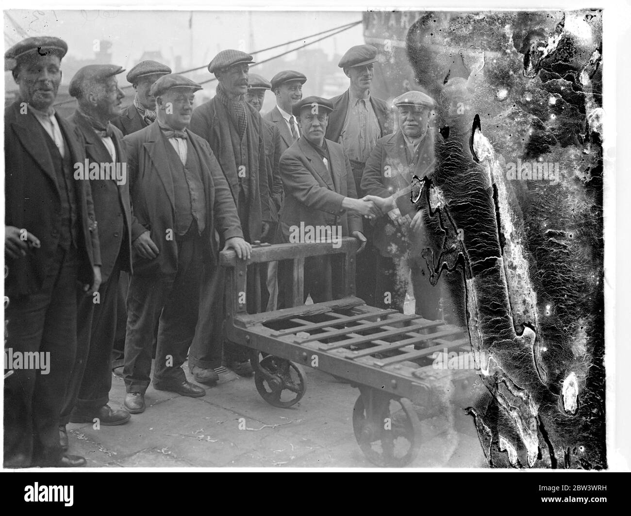 Tubby Clayton stellt seine "Locum Teners" an Docker vor. Die Rev Tubby Clayton, führte die Rev Harry Moss Freunde vor dem Andocken nach Schottland für einen Urlaub. Herr Moss , der zu Hause im Urlaub aus Palästina , ist Linderung Tubby Clayton an der Kirche Barking by the Tower , Gründungskirche des TOC H . Foto zeigt, die Rev Tubby Clayton (mit Brille rechts) Einführung der Rev Harry Moss an Hafenarbeiter in Chester Wharf. Bis 13. August 1936 Stockfoto