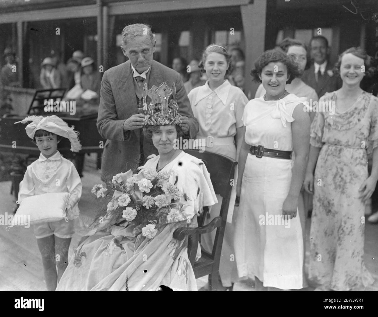 Krönende die Blumenkönigin bei der Südbahn Blumenschau. Die Krönung von Miss Violet E Larcomb als Floral Queen war eines der Ereignisse auf der achten jährlichen Blume, Obst und vegetable Show der Southern Railway und Ost-und Zentralsektionen (London Bereich), die auf dem Sportplatz stattfand, Plough Lane, Waddon . Foto zeigt, Miss Violet E Larcomb gekrönt Floral Queen von Alderman A Peters. 19 August 1936 19 August 1936 Stockfoto