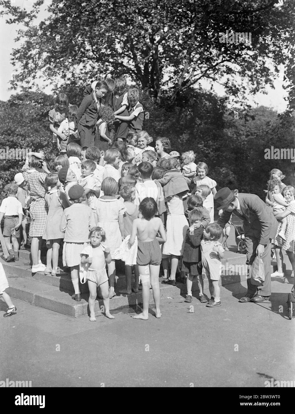 Loswerden EINER Hitze Welle Durst Foto zeigt: EIN Brunnen in Kennington Park mit Kindern überfüllt. August 1936, 17 Stockfoto