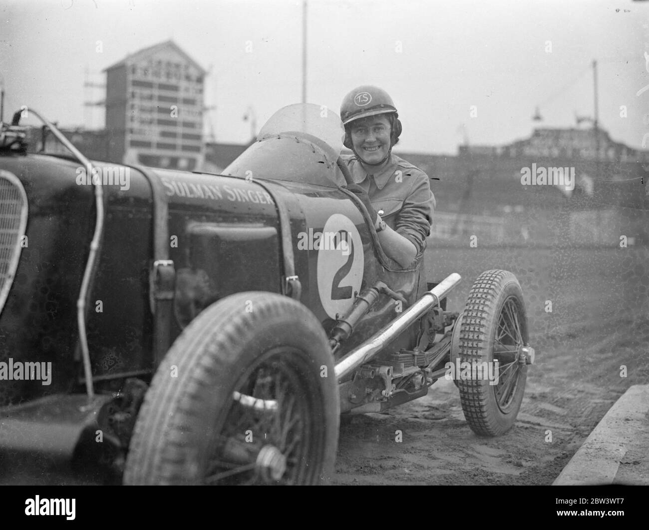 Frau Fahrer nimmt Mittelklasse Autorennen. Fay Taylor, bekannter Rennfahrer und einst Inhaber der Frauen-Speedway-Meisterschaft, nimmt nun den Midget-Autorennen auf. Sie wird im ganzen Land konkurrieren 19 August 1936 Stockfoto