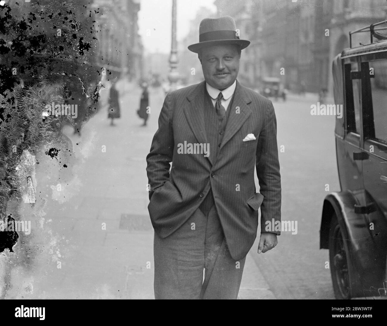 Herr G A D Ogilvie Forbes verließ London, um Spanien in Kriegsgefahr zu bringen, wo er die britische Botschaft in Madrid übernehmen wird. Während seiner gefährlichen Mission wird er die Aufgabe haben, den Kontakt zur spanischen Regierung wiederherzustellen und die hundert britischen Untertanen zu schützen, die sich noch in der Hauptstadt auffinden. Er nimmt 150 Union Jacks als "Pässe" mit. Herr Ogilvie Forbes , der frühere Revolutionen gesehen hat, besteigen einen britischen Zerstörer in Marseille für Valencia. Foto zeigt Herrn G A D Ogilvie Forbes bei seiner Abreise. Bis 13. August 1936 Stockfoto