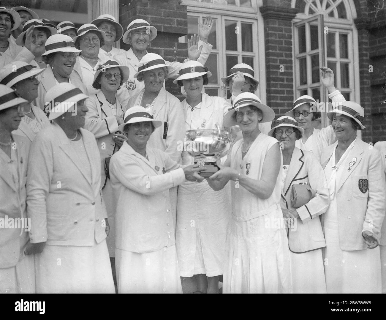 Sussex sind die Frauen-Schüsseln-Champions . Sussex schlug Middlesex im Finale der Inter - County Frauen Bowls Meisterschaft im Balham Constitutional Club Foto zeigt : Mrs . Johns , der Sussex Kapitän , Empfang der Cup von Frau . Craxford, die Präsidentin der Frauen. August 1936, 21 Stockfoto