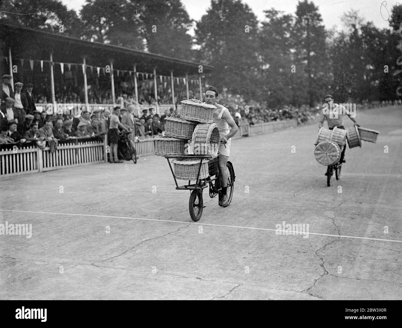 Markt Träger mit Gewicht auf ihren Köpfen . Marktträger nahmen an der jährlichen Bashel Basket Carrying Championship Teil, als das Charity-Sporttreffen des Borough Market und der South London Fruiterers auf dem Herne Hill Athletic Grounds stattfand. Foto zeigt, Konkurrenten alle in den Korb tragen Meisterschaft. 9. September 1936 Original-Bildunterschrift von Negativ Stockfoto