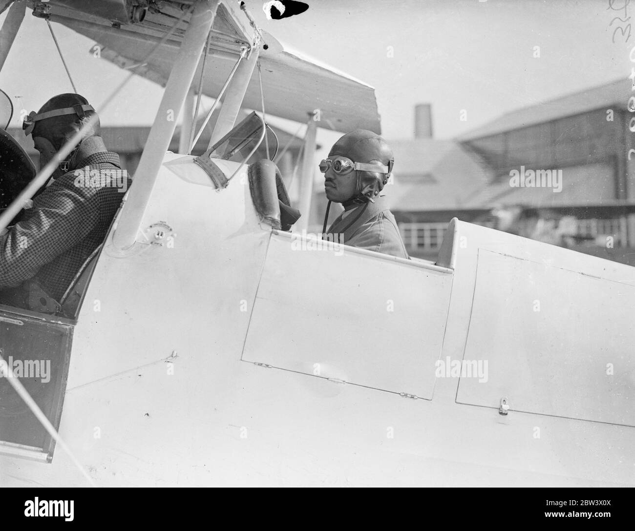 Ex-König Prajadhipok von Siam, der jetzt den Titel Prinz von Sukhodaya verwendet, wird schnell zu einem effizienten Flugplatz am Heston Aerodrome, in der Nähe von London. Der ehemalige König ' s moderne Einstellung ist bekannt und war offensichtlich, bevor er abdankte und kam in England zu leben. Sein Interesse an der Luftfahrt ist jetzt auf andere Mitglieder seiner Familie zu verbreiten, und wenn er geht mit seinem Lehrer, Flying Officer A M Glover, in Heston, der Ex-König ' s Neffe, Prinz Chakraband und Prinz Varanand, gerne zu beobachten. Foto zeigt den Ex-König von Siam im Cockpit vor einem Flug am Heston Aerodrome. 28 August 1936 . Stockfoto