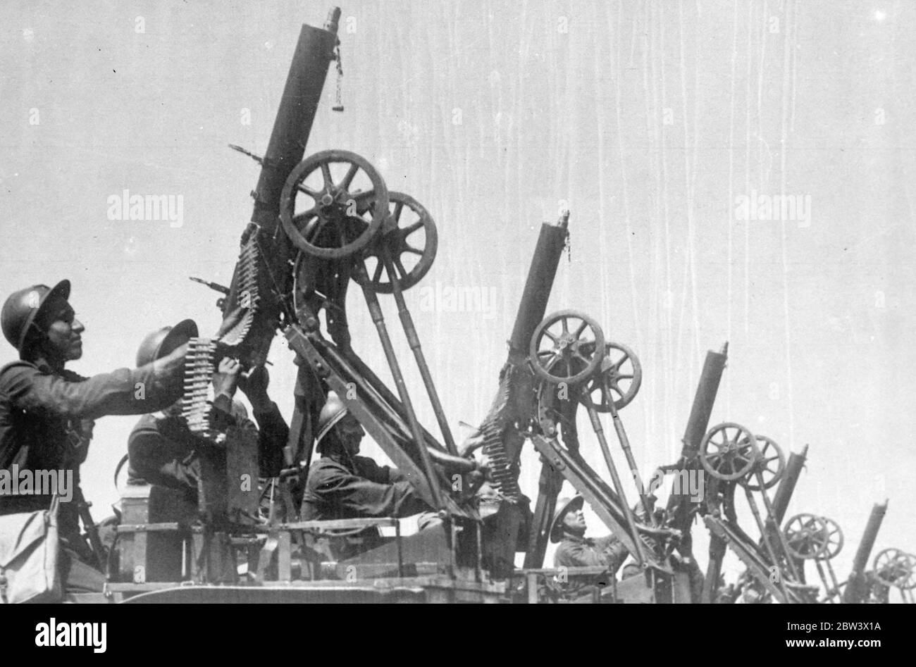 Stalin erzählt sowjetischen KampfstreitkräfteDer Krieg ist nahe. Die Warnung an die sowjetischen Kampftruppen, für den Krieg bereit zu sein, wurde von I ausgestrahlt. Stalin, der sowjetische Diktator. "In jedem Augenblick kann man jetzt dazu aufgerufen sein, sein Leben in der Verteidigung des proletarischen Geburtslandes niederzulegen", sagte er. Feinde sind immer in Position so bereit sein. Unter Betonung der Effizienz der russischen militärischen Ausrüstung Stalin erklärte: Alles, was Geld kaufen könnte, dass das Genie des Menschen erfinden könnte und dass die liebevolle Arbeit der Arbeiter machen könnte, wurde in Ihre Hände für die Verteidigung und Ruhm der t gegeben Stockfoto Stalin erzählt sowjetischen KampfstreitkräfteDer Krieg ist nahe. Die Warnung an die sowjetischen Kampftruppen, für den Krieg bereit zu sein, wurde von I ausgestrahlt. Stalin, der sowjetische Diktator. "In jedem Augenblick kann man jetzt dazu aufgerufen sein, sein Leben in der Verteidigung des proletarischen Geburtslandes niederzulegen", sagte er. Feinde sind immer in Position so bereit sein. Unter Betonung der Effizienz der russischen militärischen Ausrüstung Stalin erklärte: Alles, was Geld kaufen könnte, dass das Genie des Menschen erfinden könnte und dass die liebevolle Arbeit der Arbeiter machen könnte, wurde in Ihre Hände für die Verteidigung und Ruhm der t gegeben Stockfoto