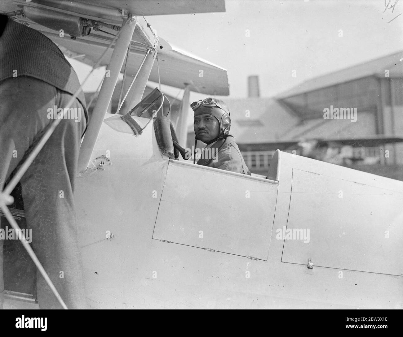 Ex-König Prajadhipok von Siam, der jetzt den Titel Prinz von Sukhodaya verwendet, wird schnell zu einem effizienten Flugplatz am Heston Aerodrome, in der Nähe von London. Der ehemalige König ' s moderne Einstellung ist bekannt und war offensichtlich, bevor er abdankte und kam in England zu leben. Sein Interesse an der Luftfahrt ist jetzt auf andere Mitglieder seiner Familie zu verbreiten, und wenn er geht mit seinem Lehrer, Flying Officer A M Glover, in Heston, der Ex-König ' s Neffe, Prinz Chakraband und Prinz Varanand, gerne zu beobachten. Foto zeigt den Ex-König von Siam im Cockpit nach einem Flug am Heston Aerodrome. 28 August 1936 . O Stockfoto