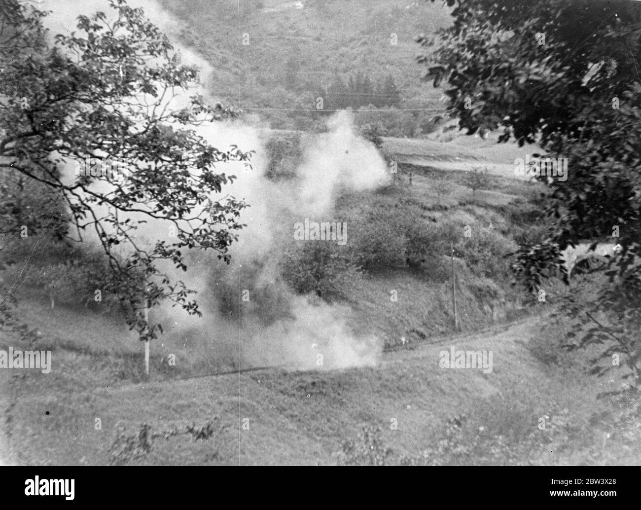 Die spanischen Regierungskräfte geben den Rebellen viel Mühe in der Saragossa Bezirk , Gebiet, das von den Rebellen gehalten wird . Die Loyalisten benutzen Guerillataktiken offenbar mit beträchtlichem Erfolg. Foto zeigt: Geschosse von loyalistischen Artillerie platzen über einer Eisenbahnlinie in der Nähe von Saragossa . 26. August 1936 Original-Bildunterschrift von Negativ Stockfoto