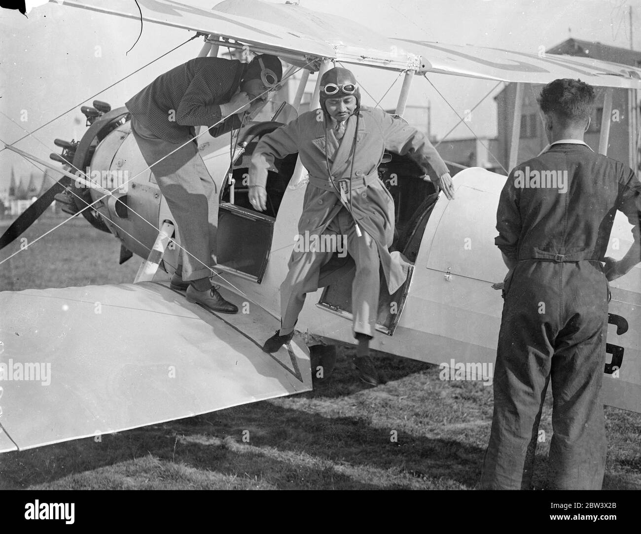 Ex-König Prajadhipok von Siam, der jetzt den Titel Prinz von Sukhodaya verwendet, wird schnell zu einem effizienten Flugplatz am Heston Aerodrome, in der Nähe von London. Der ehemalige König ' s moderne Einstellung ist bekannt und war offensichtlich, bevor er abdankte und kam in England zu leben. Sein Interesse an der Luftfahrt ist jetzt auf andere Mitglieder seiner Familie zu verbreiten, und wenn er geht mit seinem Lehrer, Flying Officer A M Glover, in Heston, der Ex-König ' s Neffe, Prinz Chakraband und Prinz Varanand, gerne zu beobachten. Foto zeigt den Ex-König von Siam, der nach einem Flug im Heston Aerodrome das Cockpit verlässt. Bis 28. August 193 Stockfoto