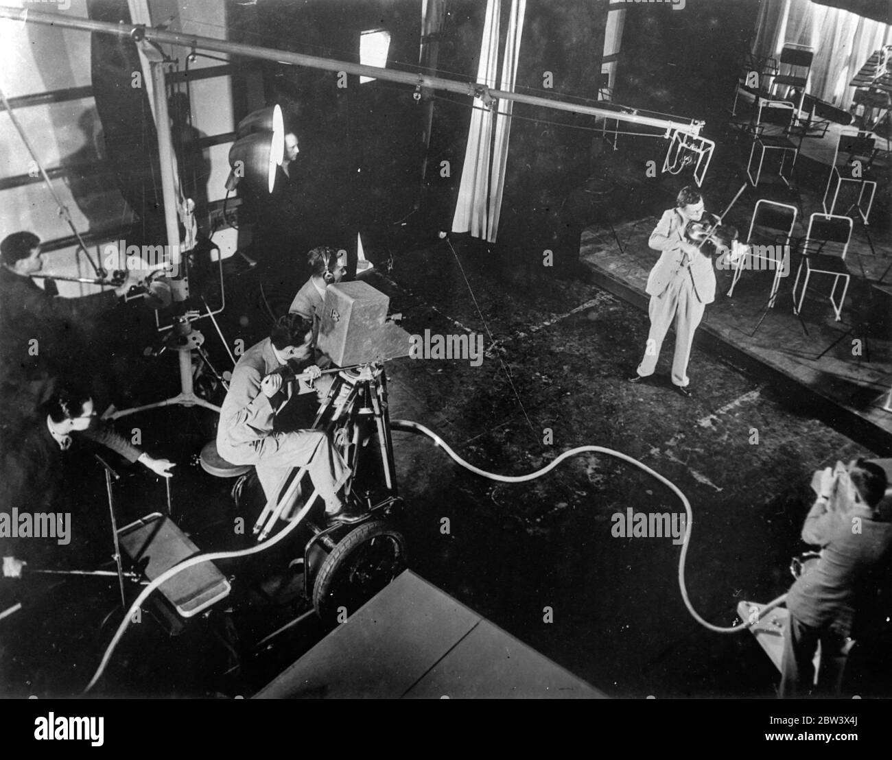 Fernsehübertragung beginnen in London . Der erste regelmäßige Fernsehdienst wurde in London eröffnet. Die Übertragungen stammen aus dem neuen Studio, das Marconi Electrical and Musical Industries im Alexandre Palace auf den Höhen von Nord-London installiert hat. Foto zeigt, zwei Emitron sofortige TV-Kameras im Einsatz, eine ist das Programm übertragen und die andere ist bereit, "verblasst in" für einen anderen Winkel. 23. August 1936 Original-Bildunterschrift von Negativ Stockfoto