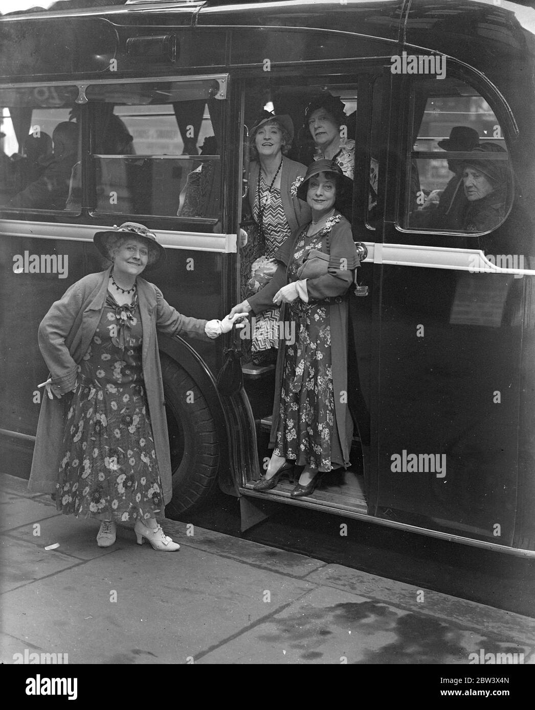 Variety Veteranen haben einen Tag am Meer. Eine Party von Veteranen Varieté Künstler, alle von ihnen Top Liner des letzten Jahrhunderts, links Charing Cross Road für einen Tag ' s Ausflug in Eastbourne. Foto zeigt, Alice Lenmar (links), die ursprüngliche Sängerin von "The Golden Hair war Hanging Down her Back" jetzt im Alter von 73, mit anderen Veteranen bei der Abreise nach Eastbourne. 23. August 1936 Original-Bildunterschrift von Negativ Stockfoto