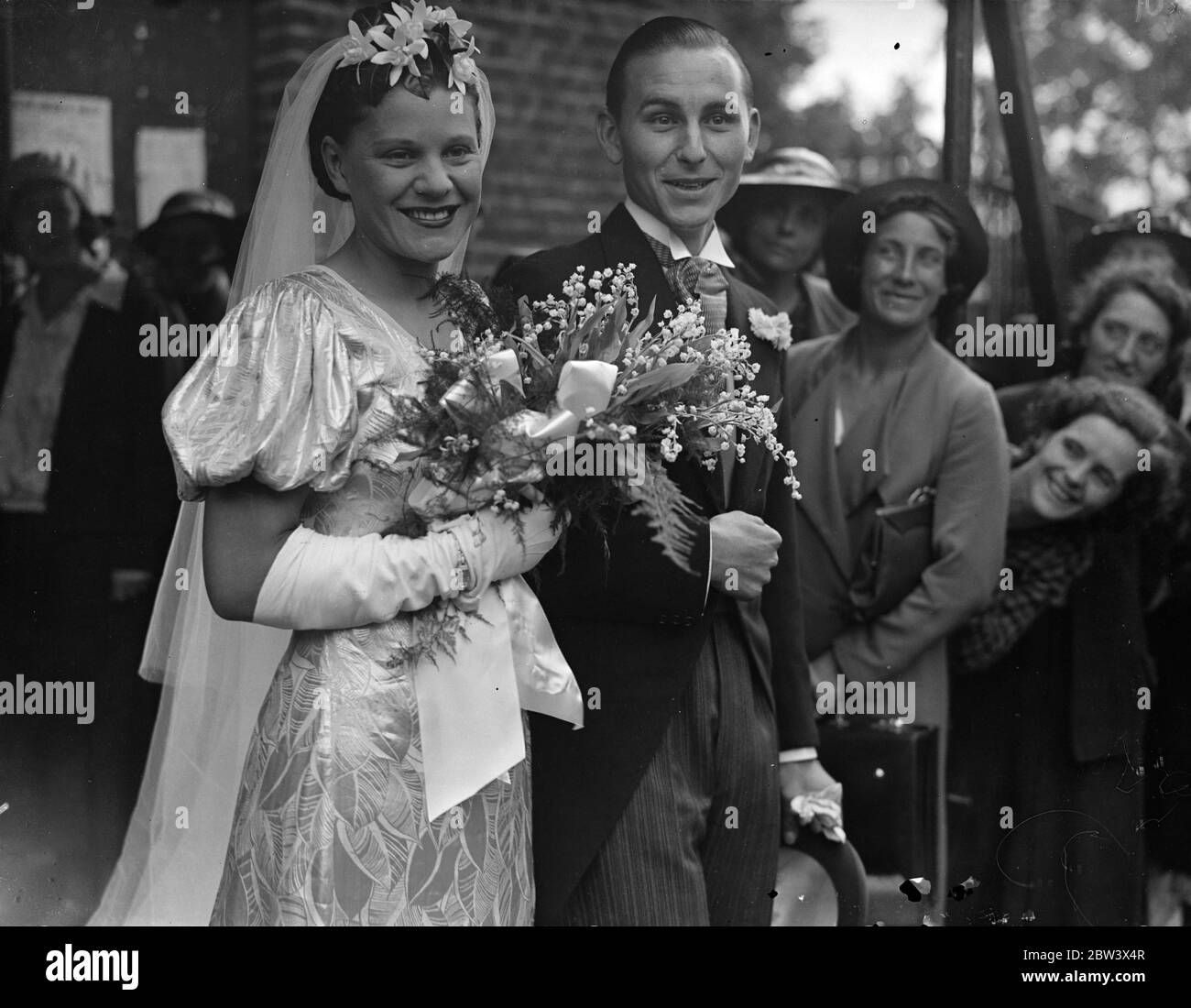 Schauspielerin vermählt Schauspieler in London Church. Miss Joan Kemp Welsh, die Schauspielerin, war verheiratet in Chelsea Old Church, London, Herrn Ben H Wright, der in "der Wind und der Regen" in der Königin ' s und Savoy Theater erschien. Miss Kemp Welsh war kürzlich in "Nina" im Criterion Theatre zu erleben. Foto zeigt, die Braut und Bräutigam nach der Zeremonie. Die Braut trug ein florales Kopfkleid von ungewöhnlichem Design und Puffärmeln. 22. August 1936 Original-Bildunterschrift von Negativ Stockfoto