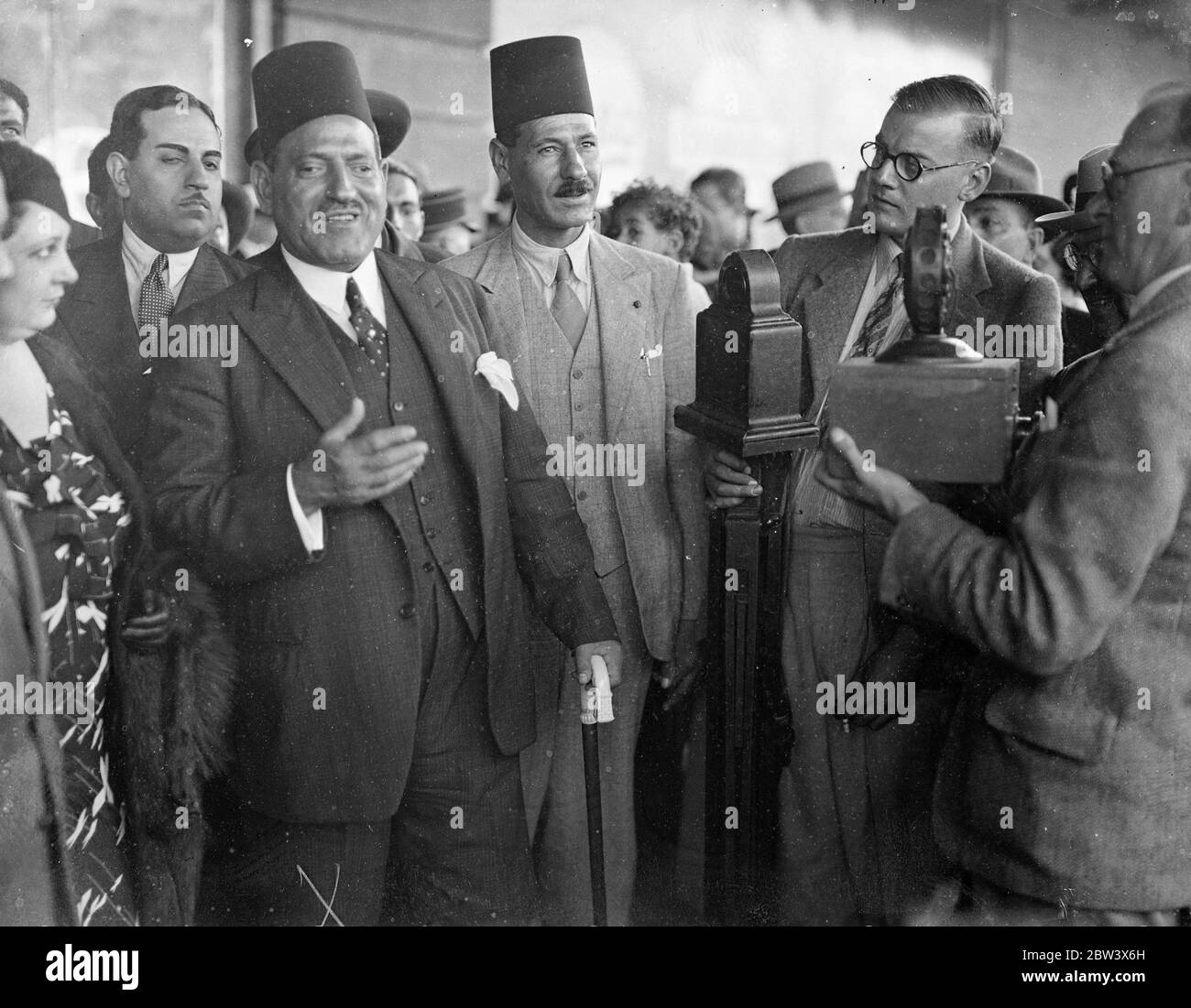 Nahas Pasha und ägyptische Delegation kommen in Dover an, um den Vertrag zu unterzeichnen. Angeführt von Wafdist Premier, Nahas Pasha, die ägyptische Delegation von 13, die an der Unterzeichnung des neuen Anglo-ägyptischen Vertrag am Mittwoch teilnehmen wird, kam in Dover. Die Delgation wurde von Major E N S Crankshaw im Namen des Ministers für die Gastfreundlichkeit der Regierung empfangen. Foto zeigt, Nahas Pasha [Mustafa el-Nahhas] lächelnd am Mikrofon bei der Ankunft in Dover. 23. August 1936 Original-Bildunterschrift von Negativ Stockfoto