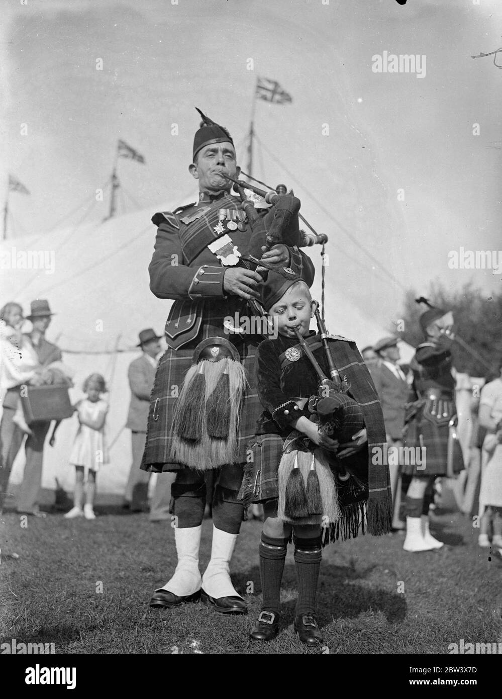 Vater und Sohn haben einen ' Schlag aus '! . Ronnie, 5 Jahre alt, kann die Dudelsack spielen. Ronnie Moorcroft, mit fünf Jahren, ist ein nützlicher Darsteller auf der Tasche Rohre. Er ist der Sohn von Arthur Moorcroft , ein Mitglied der Paddington Pipers , eine Band, die Eisenbahnangestellte von Paddington Station . Ronnie wurde mit einem Satz Miniaturpfeifen ausgestattet. Foto-Show zeigt, Ronnie Moorcroft und sein Vater, Herr Arthur Moorcroft, haben ein Duett. 23. August 1936 Original-Bildunterschrift von Negativ Stockfoto