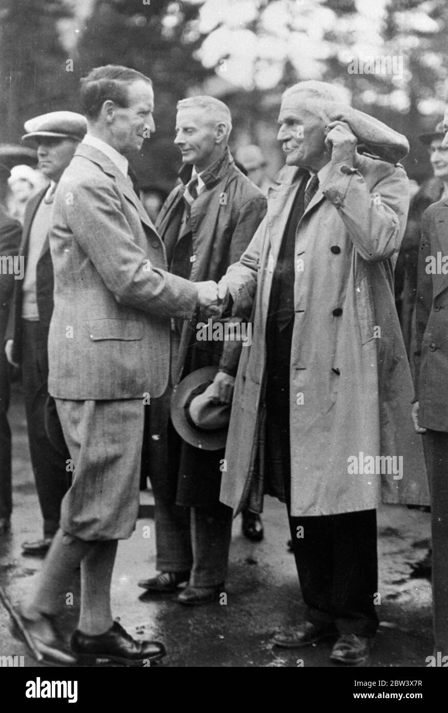 Der Gouverneur begrüßt den kanadischen Mountie-Pionier. Lord Tweedmuir, Generalgouverneur von Kanada, Händeschütteln mit Major F A Bagley, Veteran der berühmten berittenen Polizei, während einer Inspektion in Banff. Major Bagley war ein Mitglied des ersten Kontingent von Mounties, die so weit westlich wie McLead eingedrungen. Die Reise wurde von Winnipeg im Jahr 1874 gemacht und die Partei Holz geschnitten und baute ihre eigenen Kasernen. 14. September 1936 Stockfoto